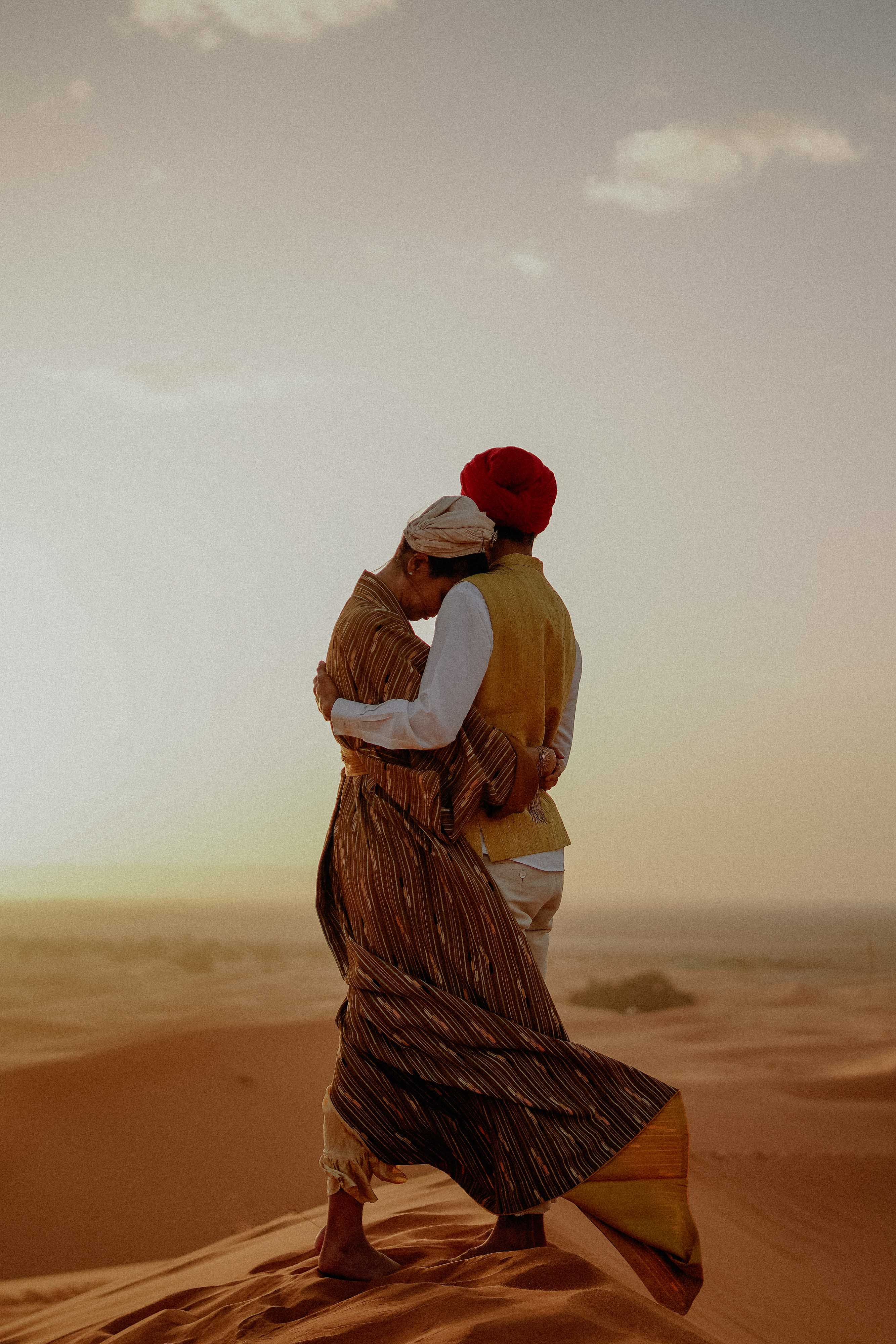 couple photoshoot in Merzouga marrakech